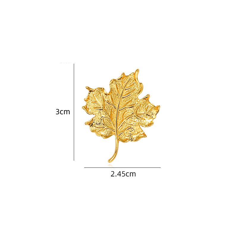 Maple Leaf Brooch: Elegant embellishment of autumn feelings