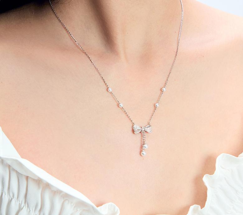 Pearl bow necklace: The perfect blend of classic and modern