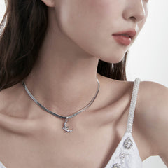 Crescent-shaped enamelled water necklace: a touch of tenderness on the neck