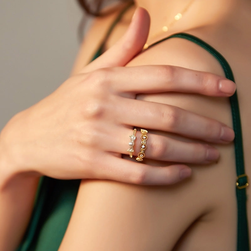 Bow ring: Let love dance between your fingers