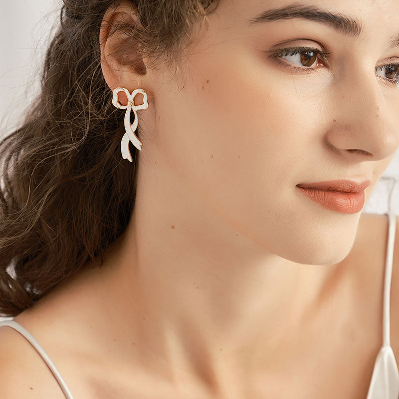 Bow stud earrings: a symbol of elegance and romance