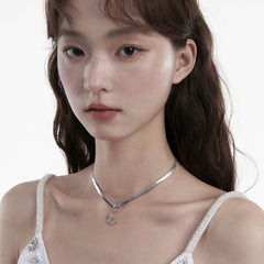 Crescent-shaped enamelled water necklace: a touch of tenderness on the neck