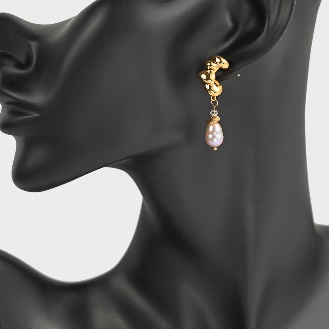 A blend of luxury and uniqueness: Baroque pearl earrings