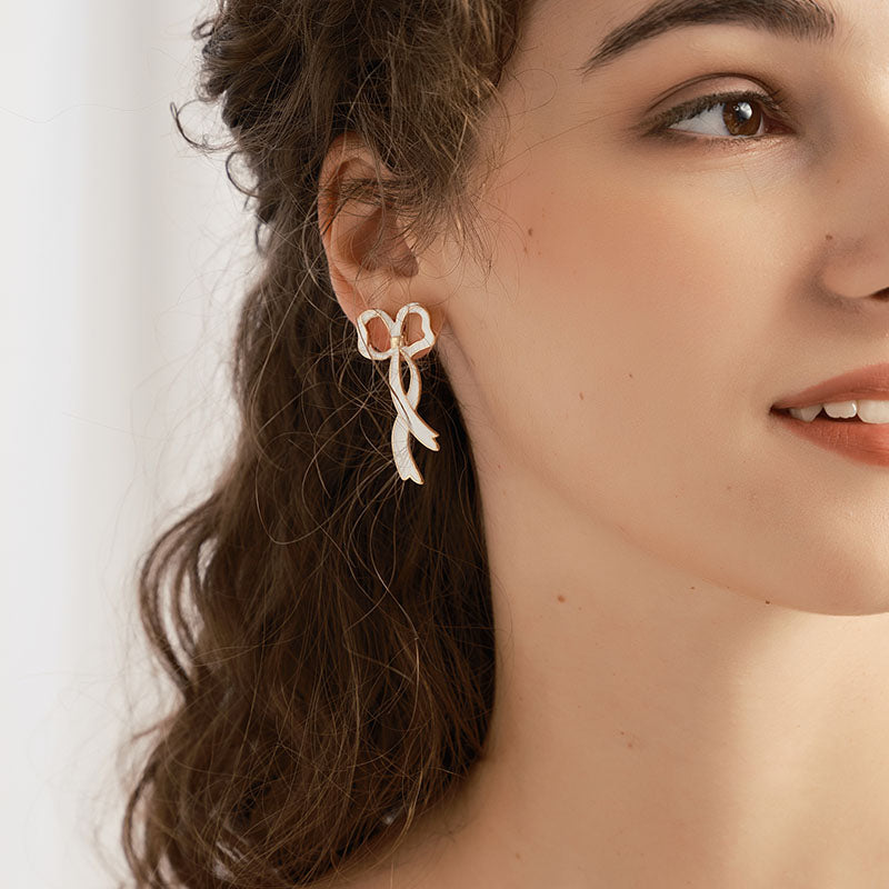 Bow stud earrings: a symbol of elegance and romance