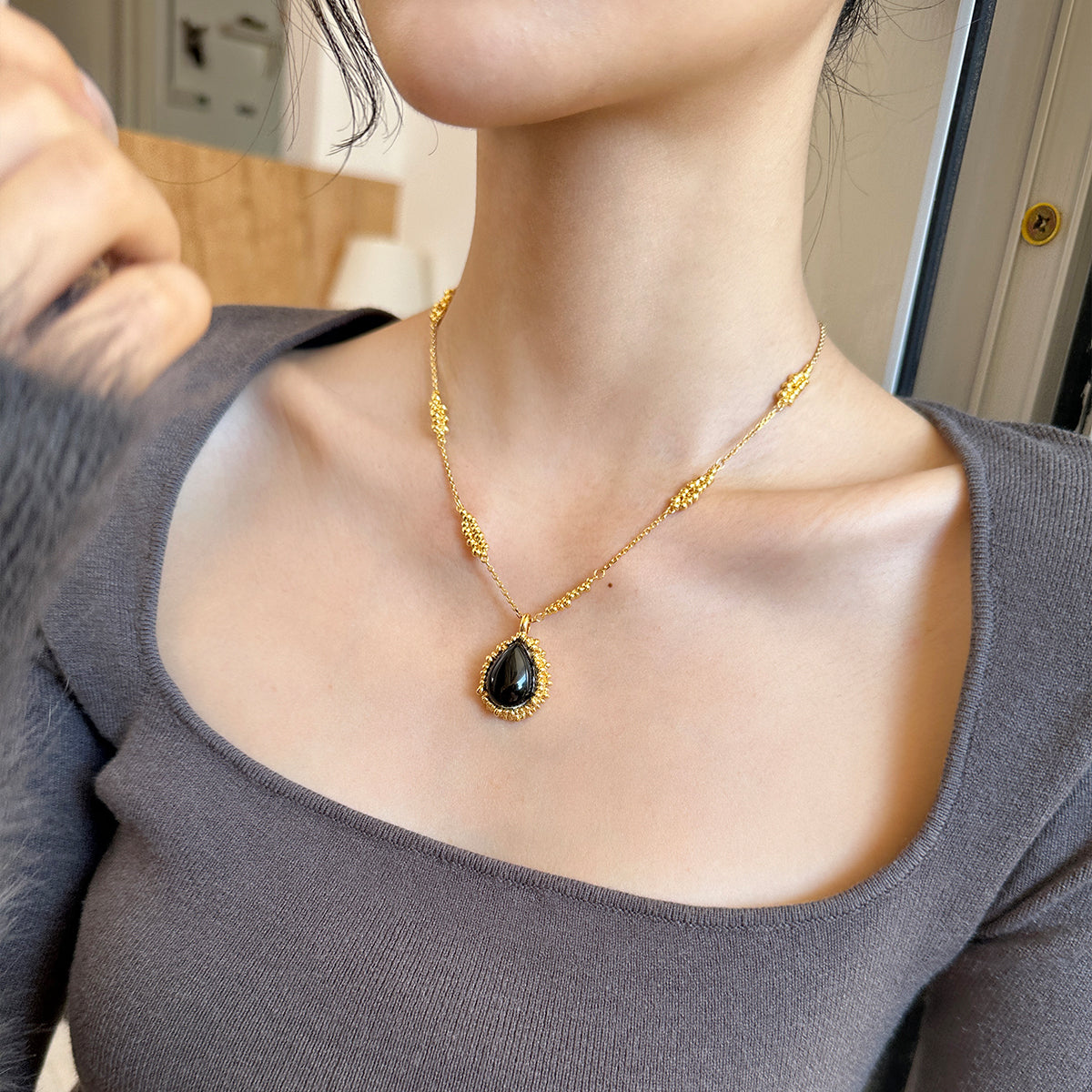 Black agate elegant necklace: the perfect fusion of classic and modern