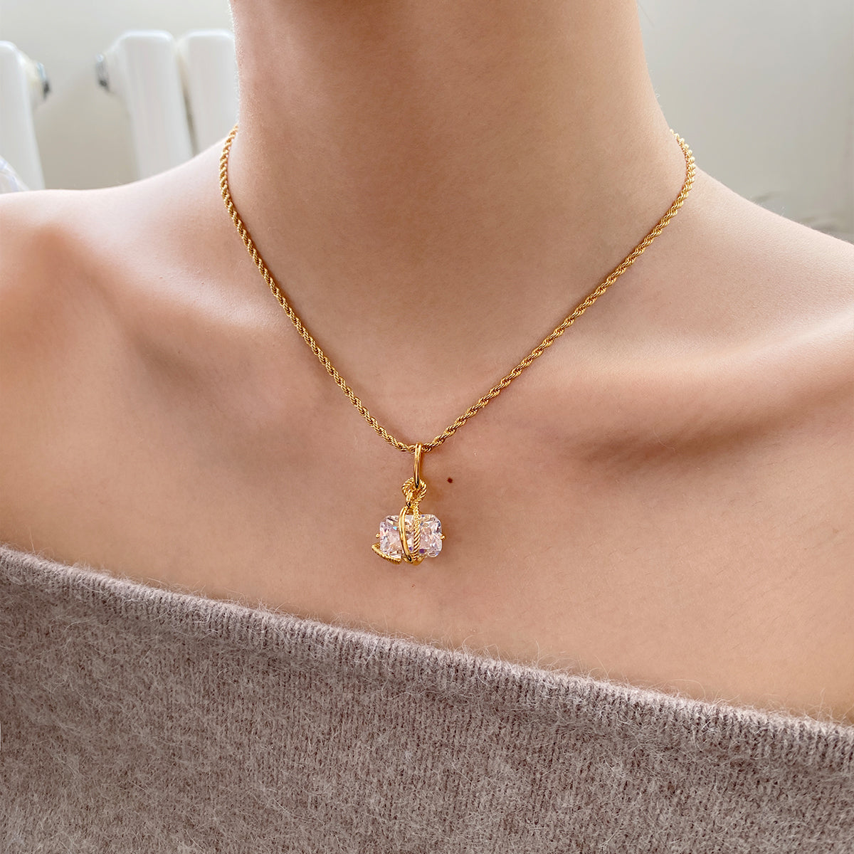 Knot Jewel necklace: a beautiful symbol connecting the past and the future