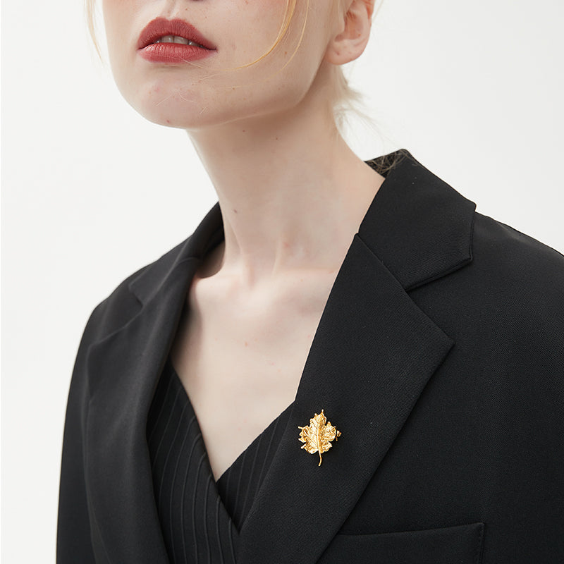 Maple Leaf Brooch: Elegant embellishment of autumn feelings