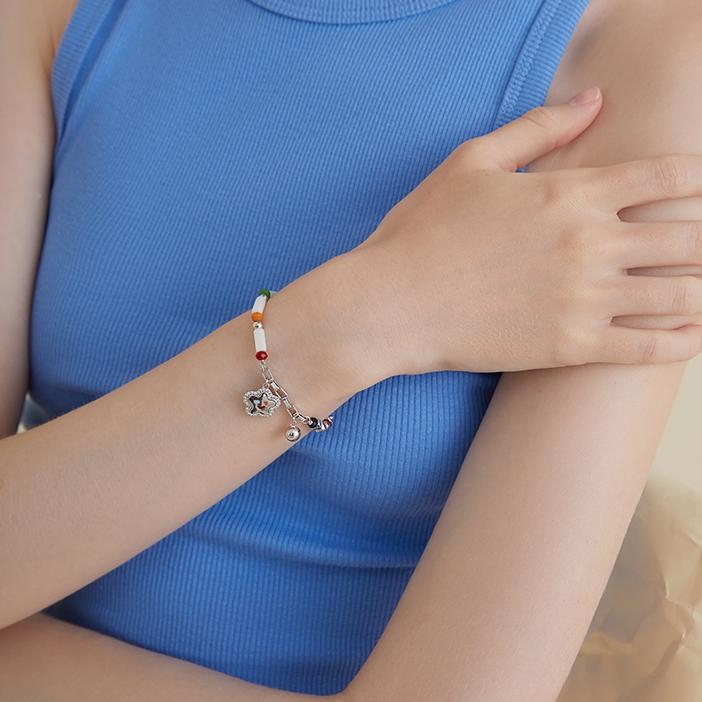 Pulsera de bambú plateada con cara sonriente: Sonrisa entre la muñeca, el corazón del placer