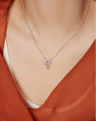 Princess on the run bow necklace: Heart knot into a butterfly dance