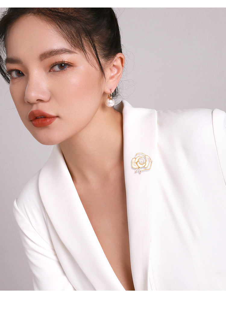 Elegant Camellia brooch: A tribute to classic beauty