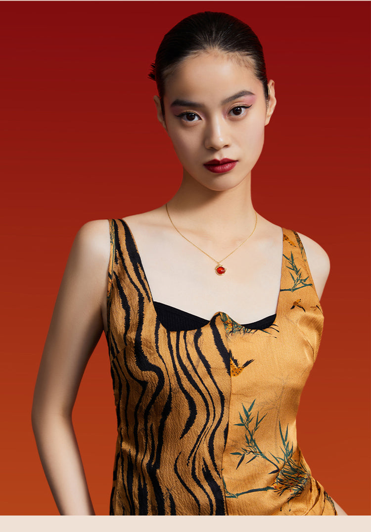 Agate small Golden Dragon necklace: The perfect fusion of heritage and fashion